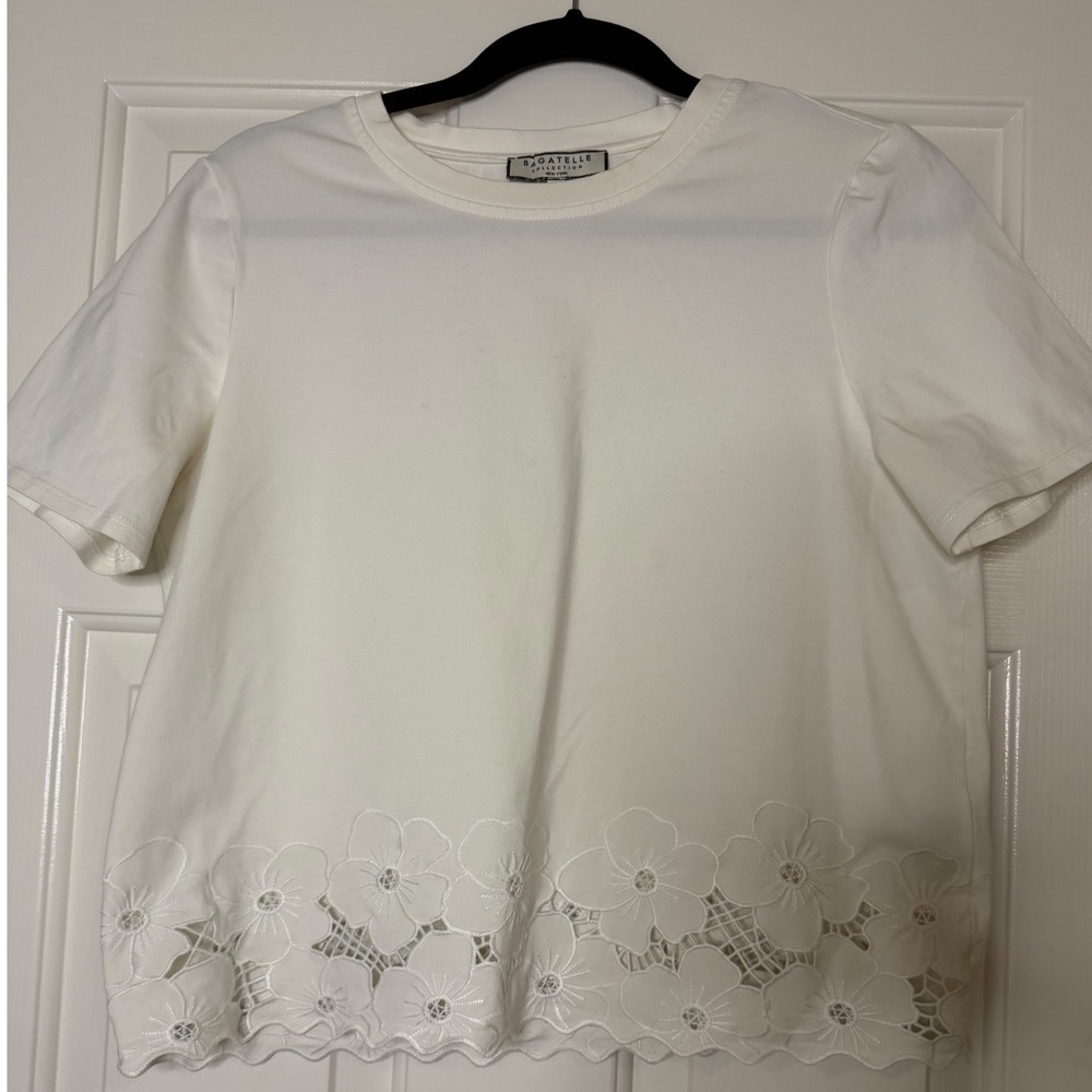 Bagatelle Collection White Floral Eyelet Lace Hem Short Sleeve Top Medium - Picture 2 of 3